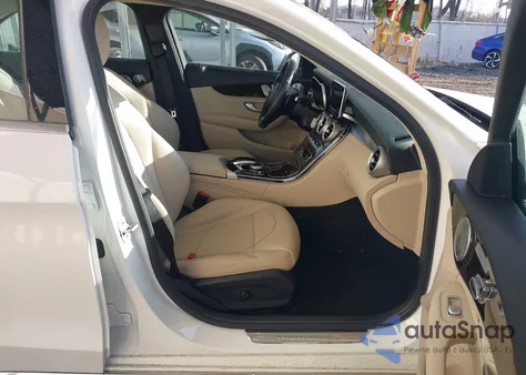 2015 Mercedes-Benz C 300 4Matic z USA, uszkodzony, nr VIN 55SWF4KB9FU036356